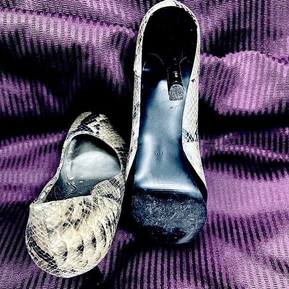 ➡️ !BOGO! ⬅️ GUESS Snake Skin Platform Pumps/ Used - Picture 13 of 15